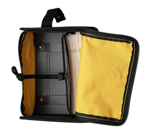 Sac de transport sécurisé pour chèques avec plaques polypropylène rigides, et plaque coulissante pour maintenir les chèques
