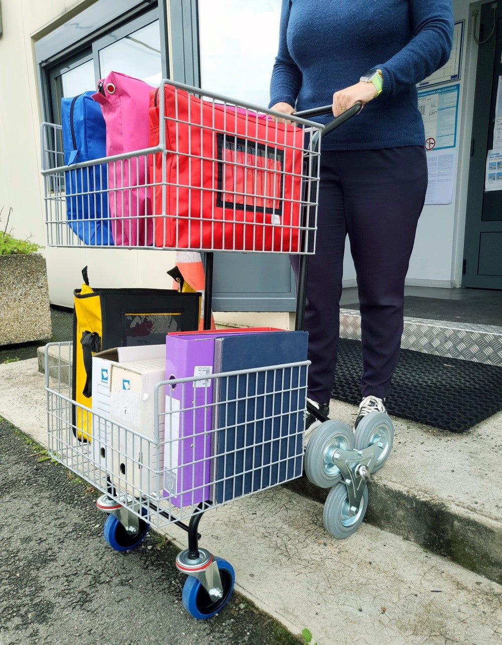 Chariot courrier roues étoiles en action
