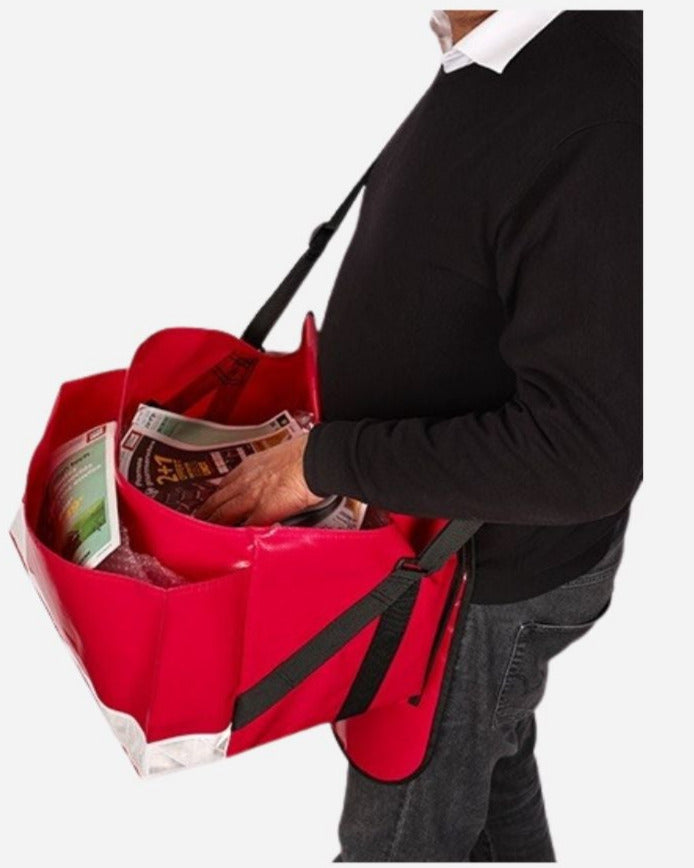 Sacoche de distribution publicité rouge  en utilisation ouverte